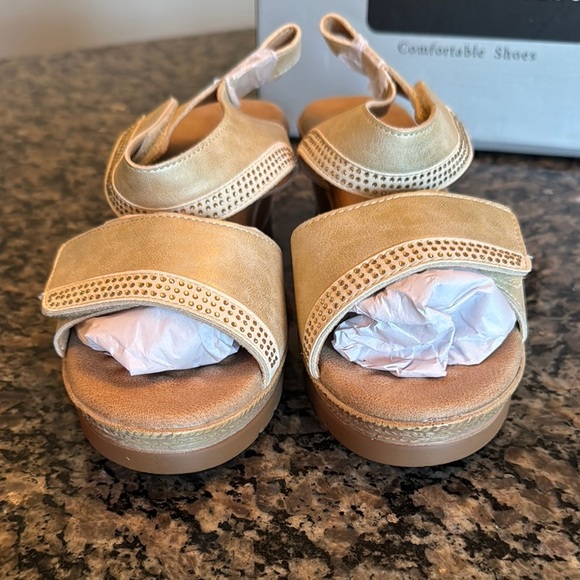 Good Choice Jorda Gold Wedge Sandals with Rhinestone Accents NWT 7 - Picture 6 of 12
